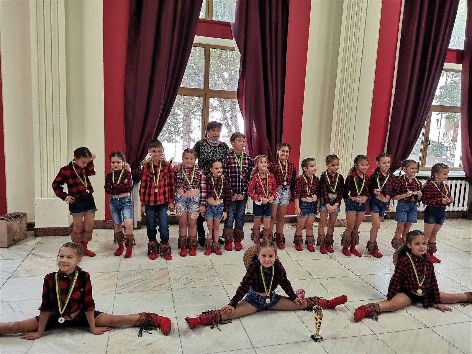 Popa Gabriela și dansatorii Shining Star Dance Brăila premiați cu medalii și trofee pe scenă