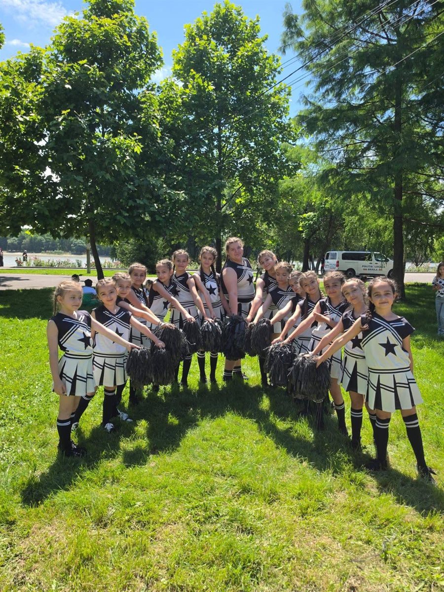 Echipa de majorete Shining Star Dance Brăila pe Faleza Dunării cu steagul României și pomponi
