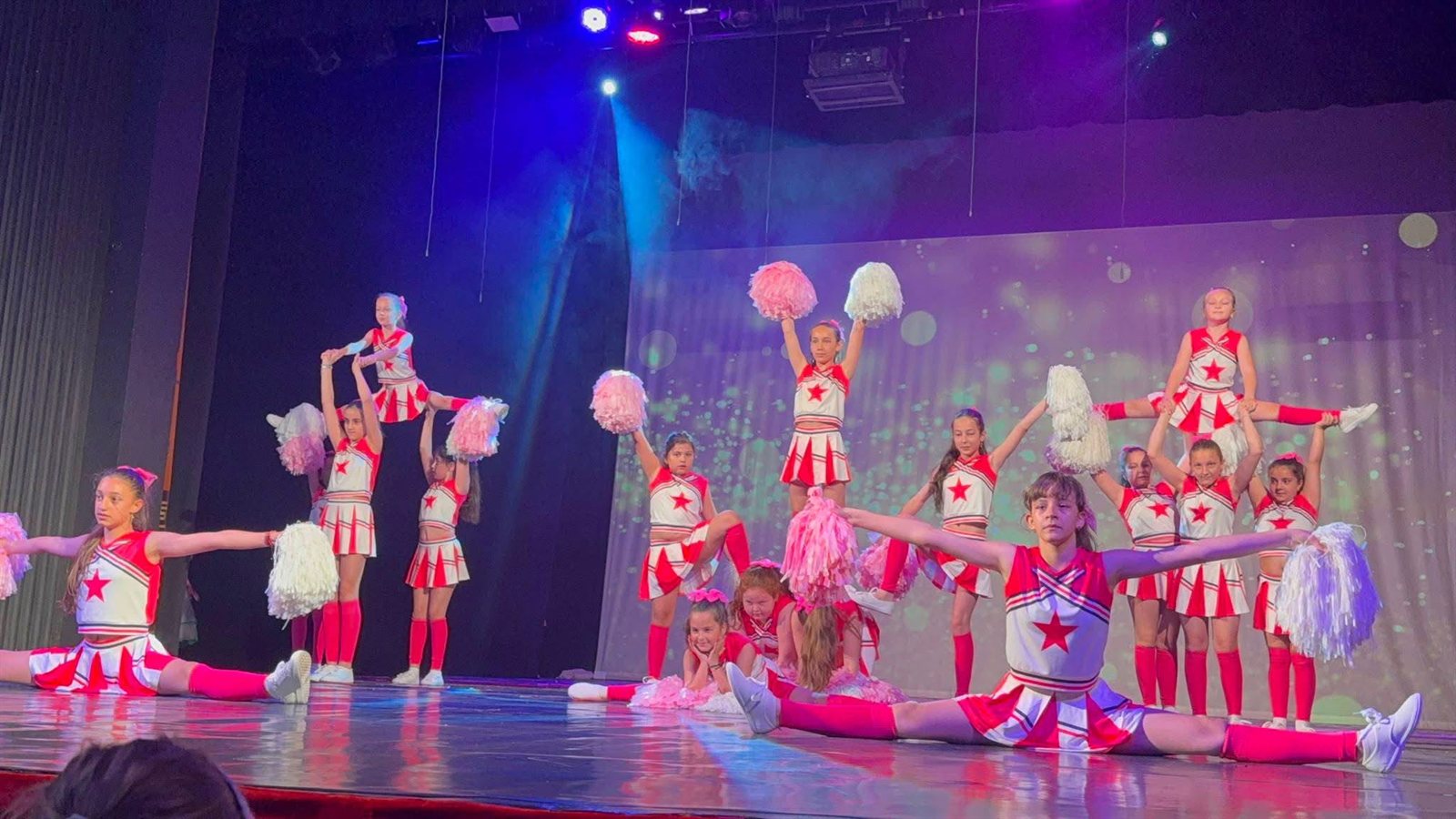 Piramidă acrobatică și figuri spectaculoase pe scena de spectacol Shining Star Brăila