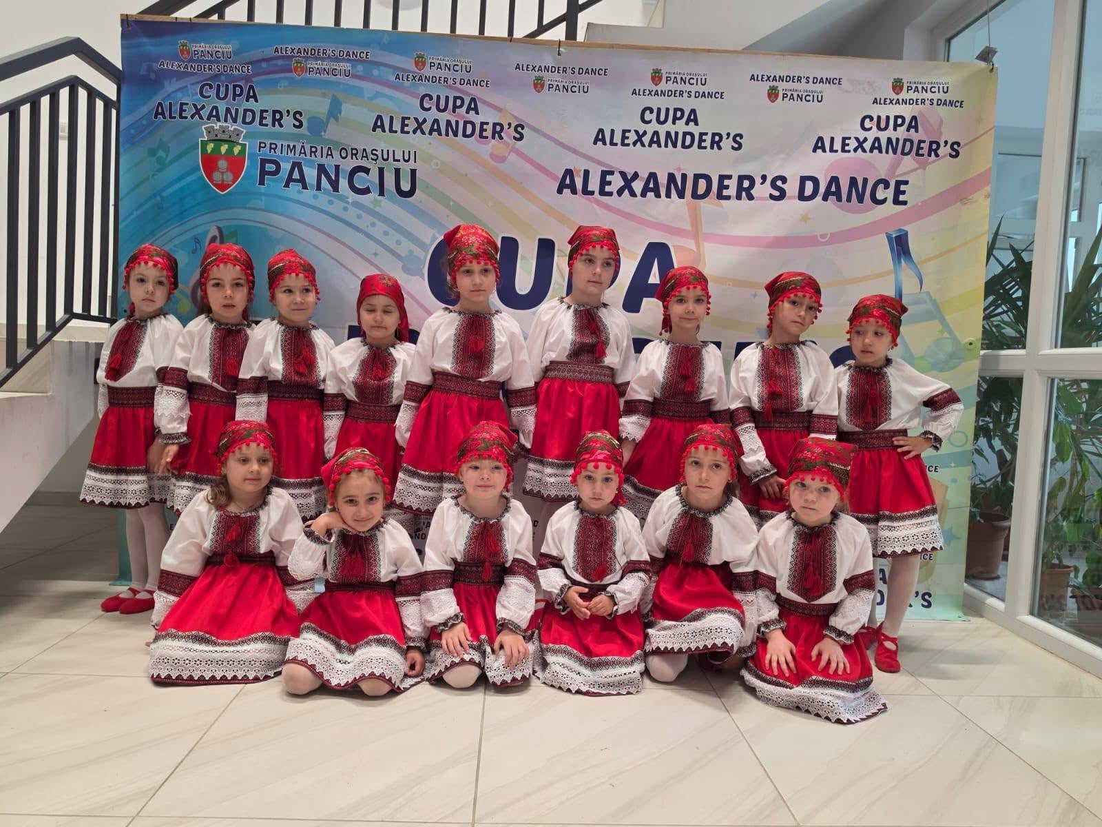 Dansatori Shining Star în costume tradiționale stilizate la Cupa Alexander's Dance