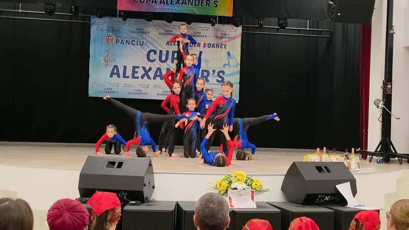 Elemente de gimnastică, mobilitate și flexibilitate sincronizate pe scenă