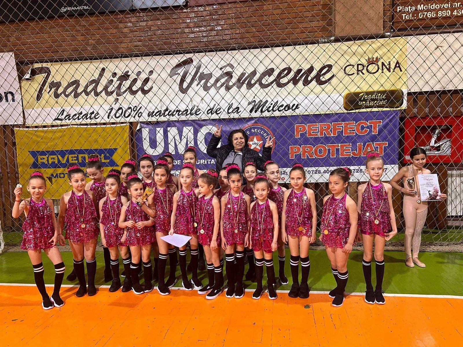Comunitatea Shining Star Brăila: copii fericiți cu medalii și antrenoarea Popa Gabriela