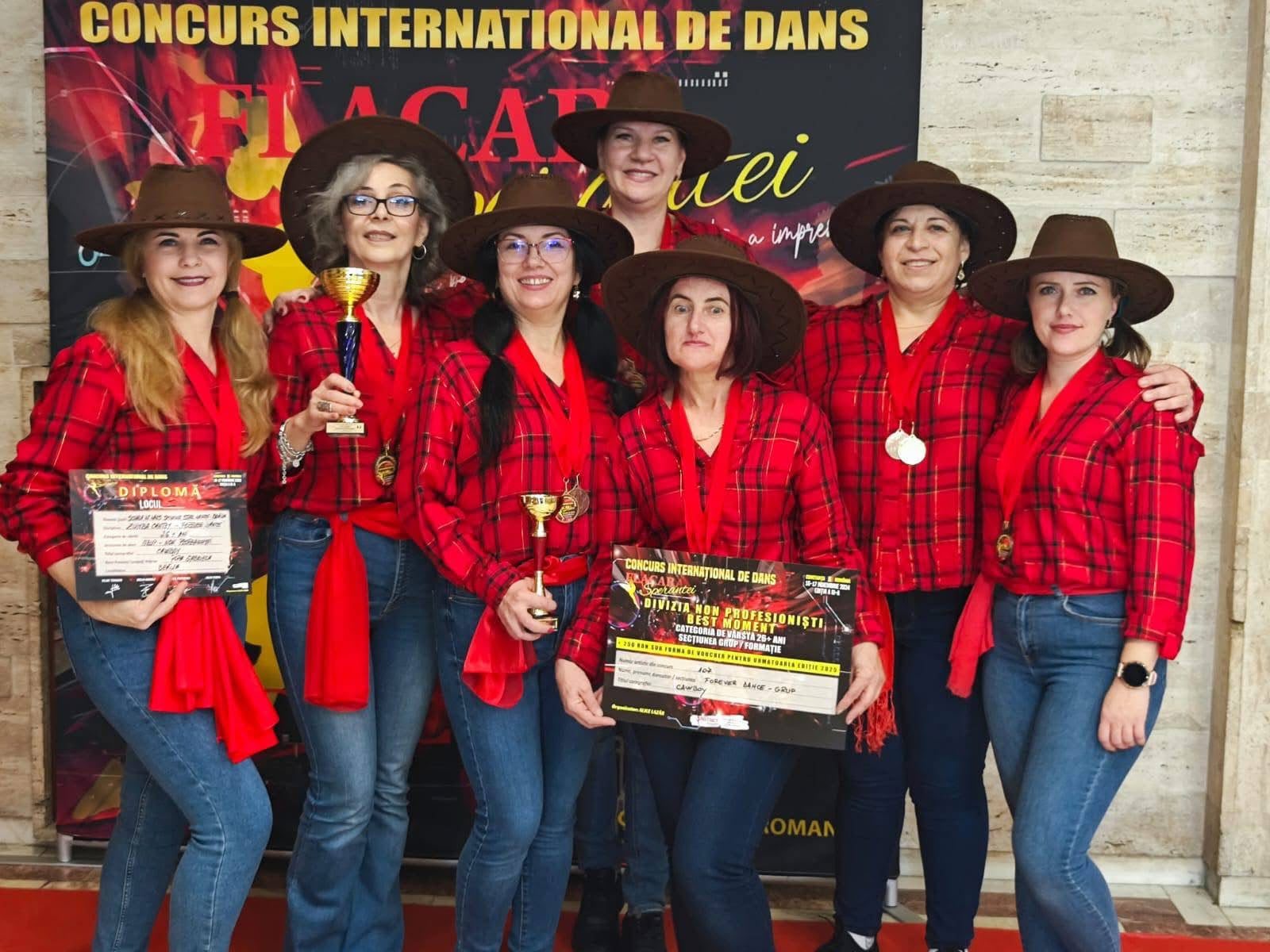 Grupa de Zumba adulți doamne în costume country premiate cu locul 1 Best Moment
